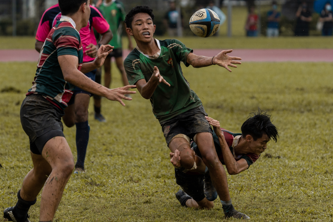 Evergreen player makes an off-load in-tackle. (Photo X © Bryan Foo/Red Sports)