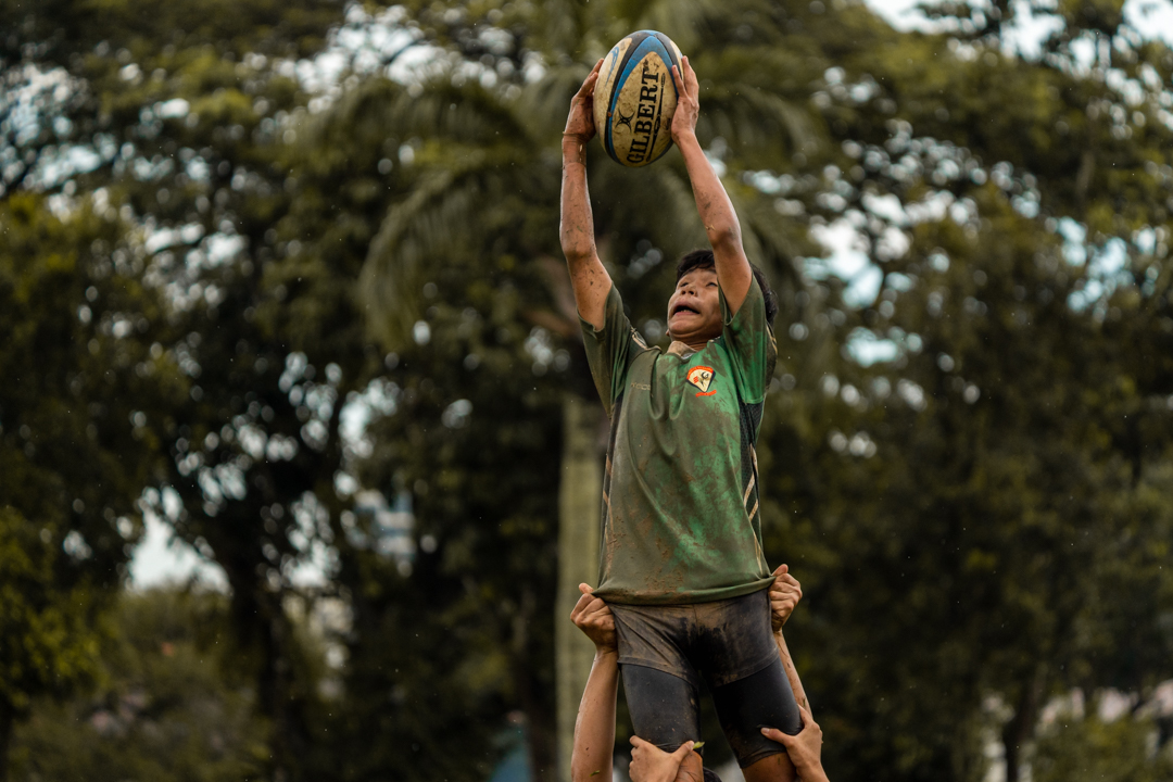 Evergreen successfully contests a line-out. (Photo X © Bryan Foo/Red Sports)