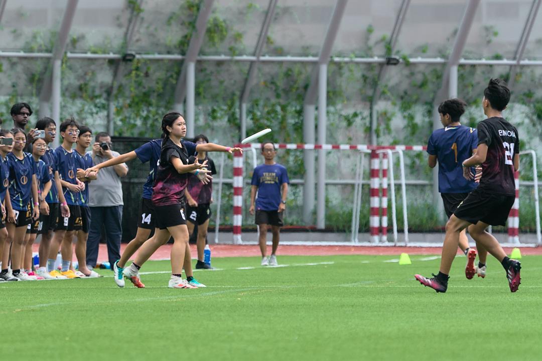 EJC's Ariel Dawn Oh (#6) passes back to her teammate. (Photo X © Shenn Tan/Red Sports)