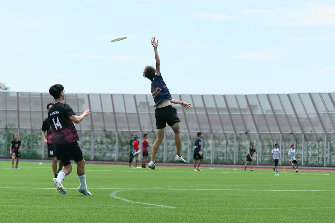 The disc sails over the top of Iden Tan (CJC #69) into the hands of Gao Wei Hong (EJC #14). (Photo X © Shenn Tan/Red Sports)