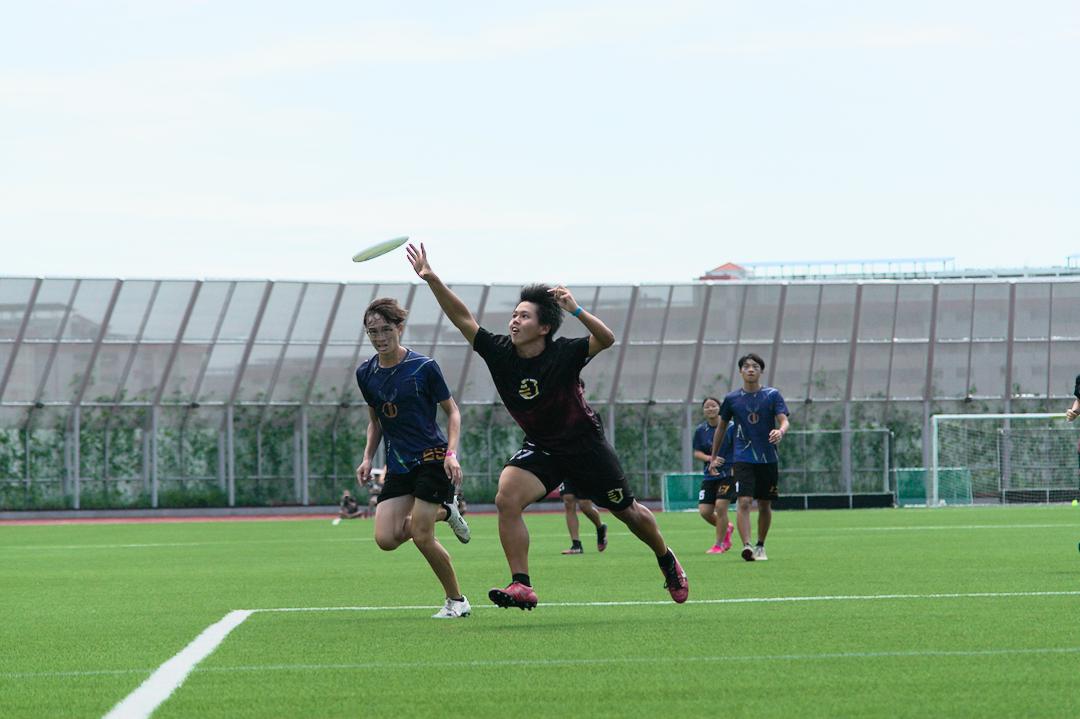 Xue Hui (EJC #27) stretches to catch the disc. (Photo X © Shenn Tan/Red Sports)