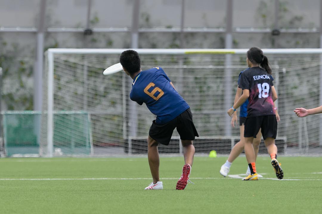Noah Lee (CJC #6) throws a long forehand downfield. (Photo X © Shenn Tan/Red Sports)
