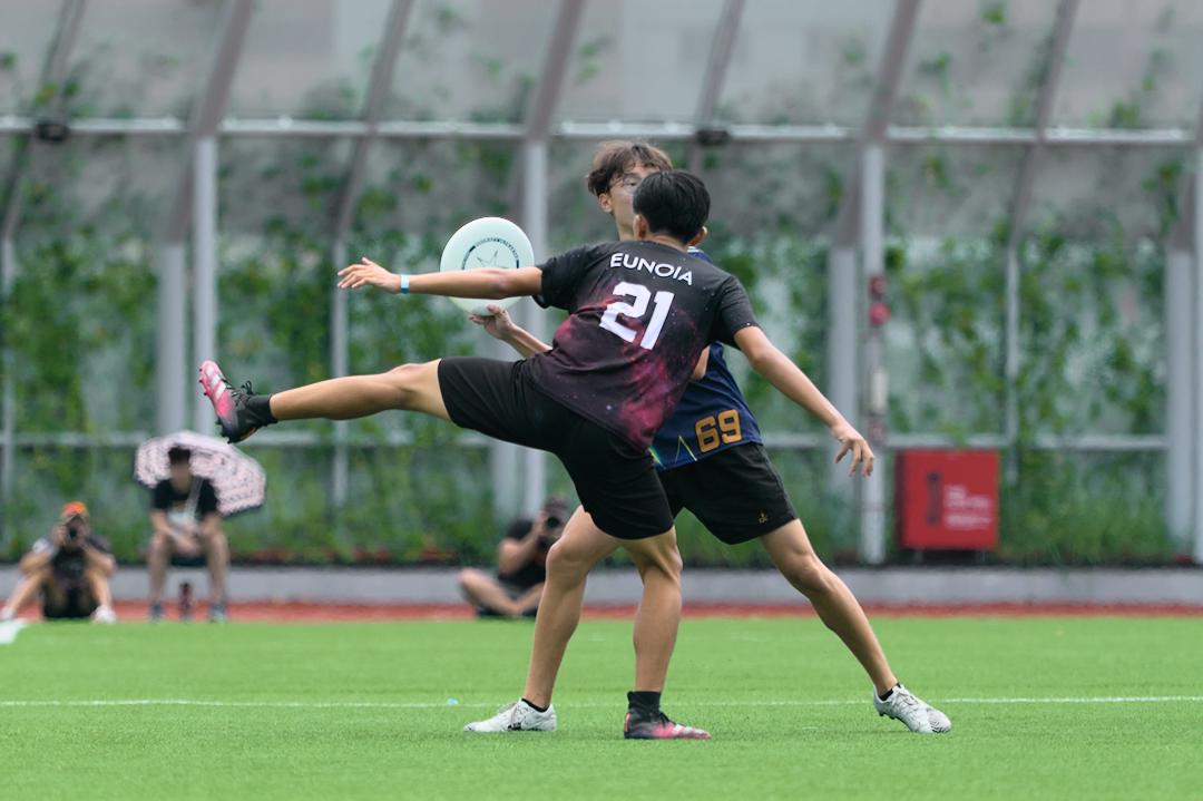 Edison Tan (EJC #21) kicks his leg up while marking Iden Tan (CJC #69).(Photo X © Shenn Tan/Red Sports)