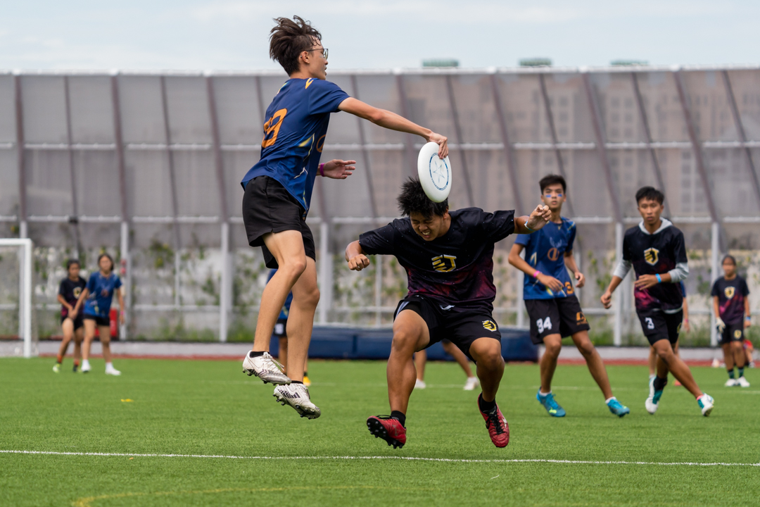 Iden Tan (CJC #69) jumps to secure the disc. (Photo X © Bryan Foo/Red Sports)