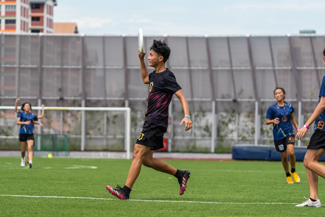Edison Tan (EJC #21) shows off the disc after having scored a point for Eunoia. (Photo X © Bryan Foo/Red Sports)