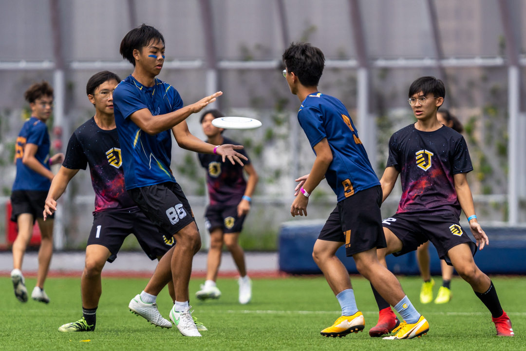 Chiew Shi You (CJC #9) (right, in navy blue) and Ethan Neo (CJC #88) (left in navy blue) drive the disc upfield. (Photo X © Bryan Foo/Red Sports)