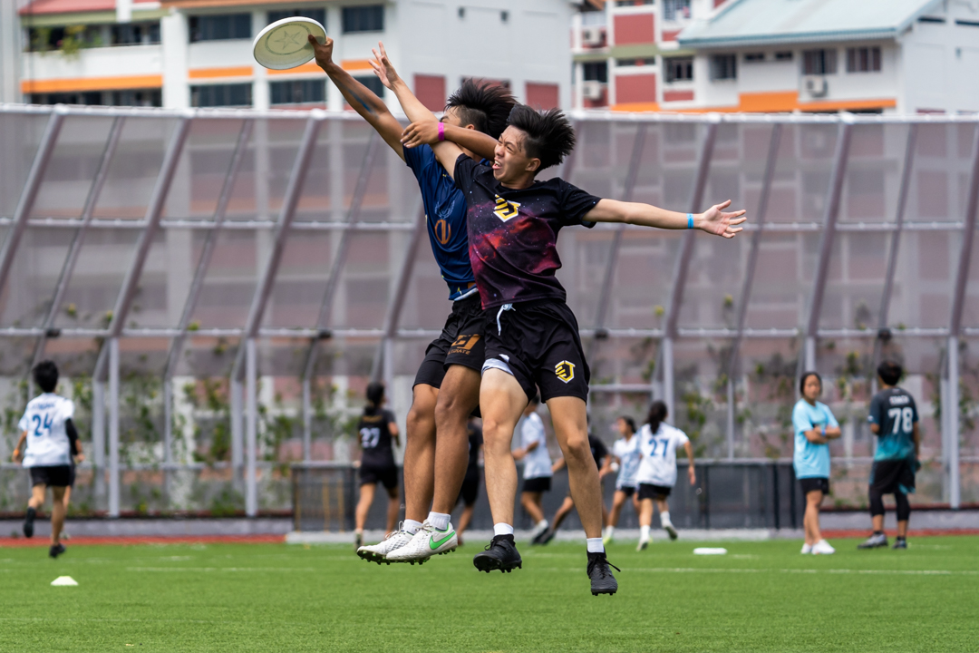 Iden Tan (CJC #69) and EJC player jump to compete for the disc. (Photo X © Bryan Foo/Red Sports)