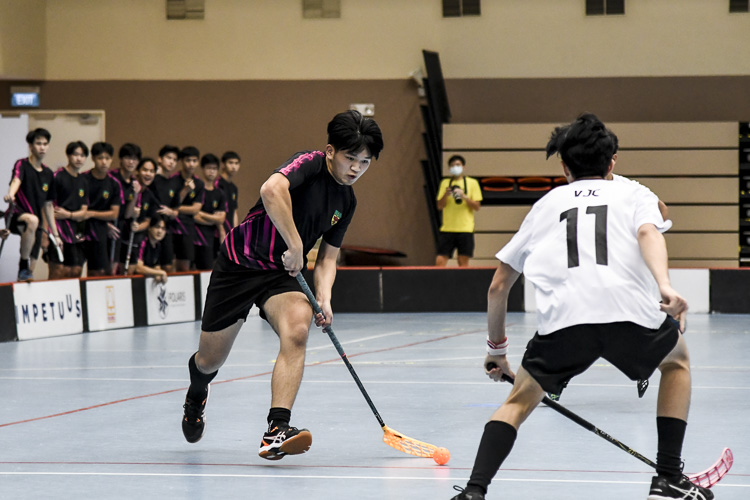 Koen Chua (RI #86) tries to get past the VJC defense. (Photo 1 © Iman Hashim/Red Sports)