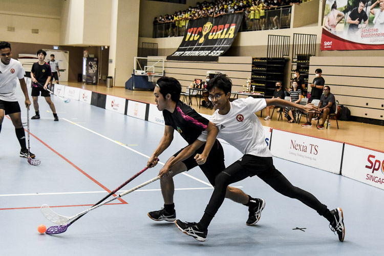 Players grapple for possession. (Photo 1 © Iman Hashim/Red Sports)