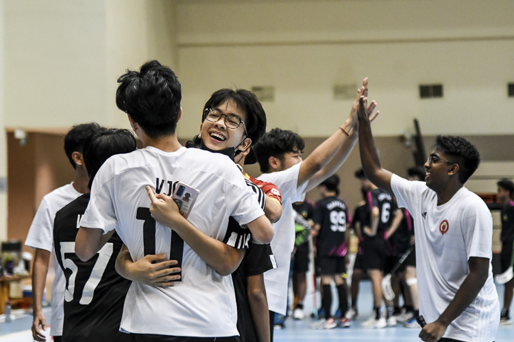 VJC celebrate their 2-1 victory over RI in the 2022 A Division boys' floorball final. (Photo 1 © Iman Hashim/Red Sports)