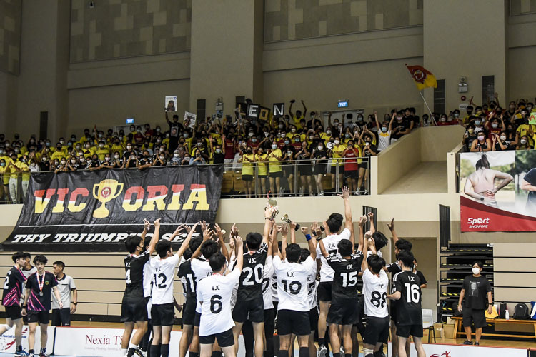 VJC celebrate their 2-1 victory over RI in the 2022 A Division boys' floorball final. (Photo 1 © Iman Hashim/Red Sports)