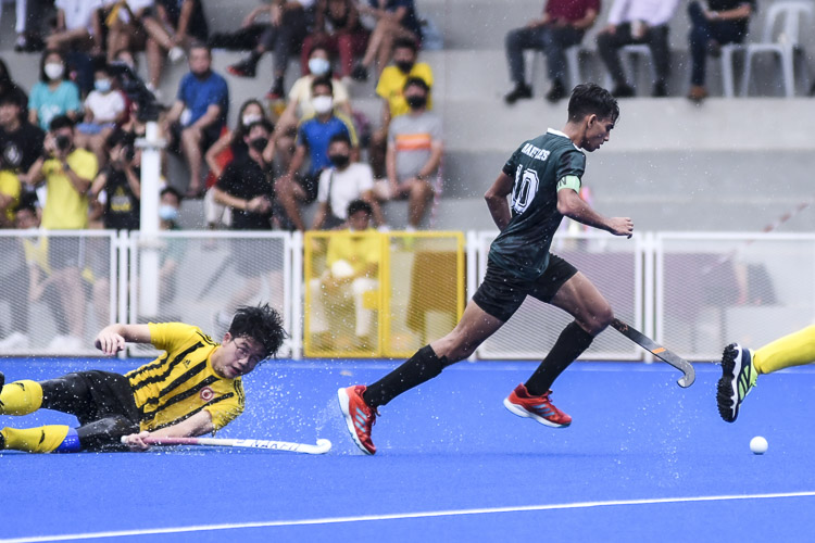 The slippery pitch claims a casualty. (Photo 1 © Iman Hashim/Red Sports)