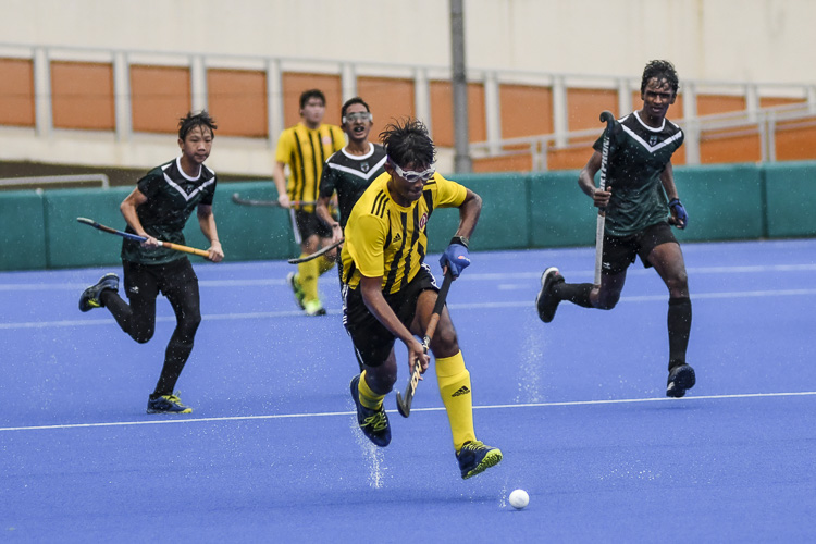 VJC push the ball forward in search of a goal. (Photo 1 © Iman Hashim/Red Sports)