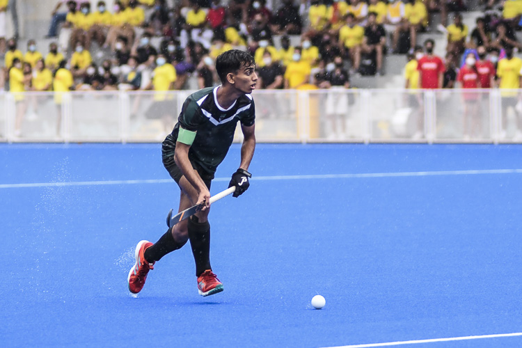 Hiren Koban (RI #10) looks up before providing the assist for the second goal of the match. (Photo 1 © Iman Hashim/Red Sports)