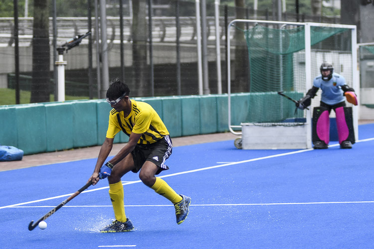 VJC player controls the ball down the left flank. (Photo 1 © Iman Hashim/Red Sports)