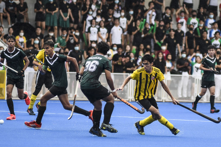 Chaos in midfield as the clock ticks down. (Photo 1 © Iman Hashim/Red Sports)