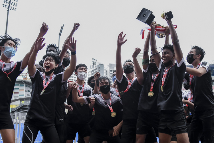 RI lift their 8th trophy in the last 10 editions of the A Division boys' hockey championship. (Photo 1 © Iman Hashim/Red Sports)