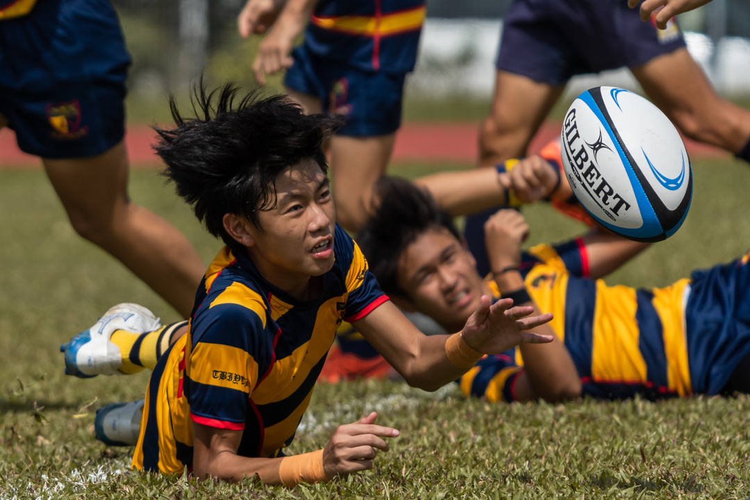 Jaryl Lee (ACS(I) #10) makes an offload from the ground. (Photo X © Bryan Foo/Red Sports)