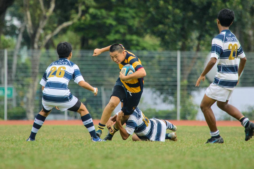 Flanker Leon Loh (AC #7) takes on his opponents. (Photo X © Shenn Tan/Red Sports)