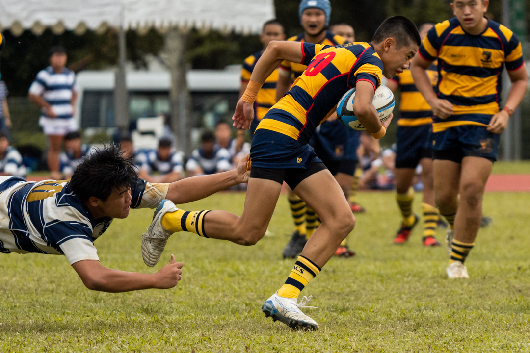 Jaryl Lee (AC #10) eludes the Saint's tackler. (Photo X © Bryan Foo/Red Sports)