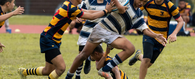 Saint's player takes the ball into contact. (Photo X © Bryan Foo/Red Sports)