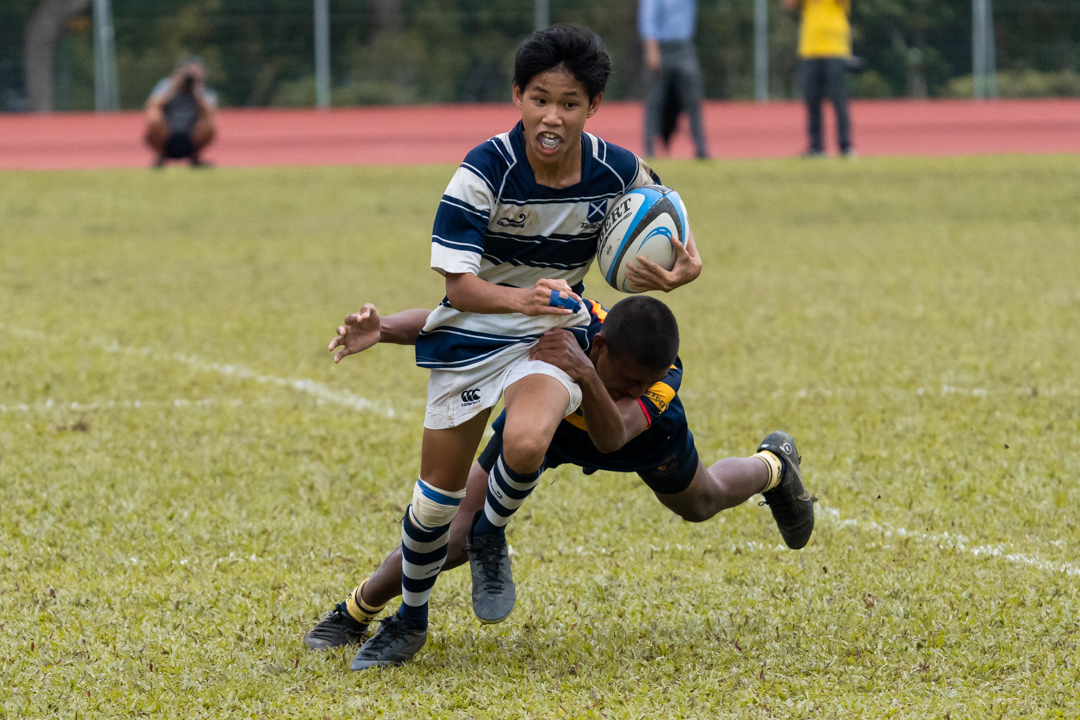 Saint's player takes the ball into contact. (Photo X © Bryan Foo/Red Sports)