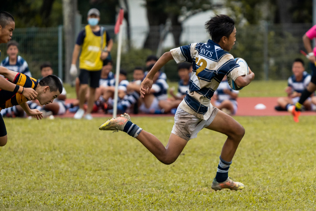 Saint's player eludes the Independent tackler. (Photo X © Bryan Foo/Red Sports)