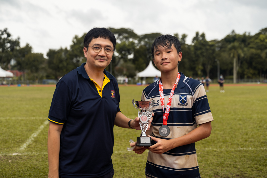 St. Andrew’s captain Khow Jyun Zhen (SA #11) receiving the trophy on behalf of the his team. (Photo X © Bryan Foo/Red Sports)