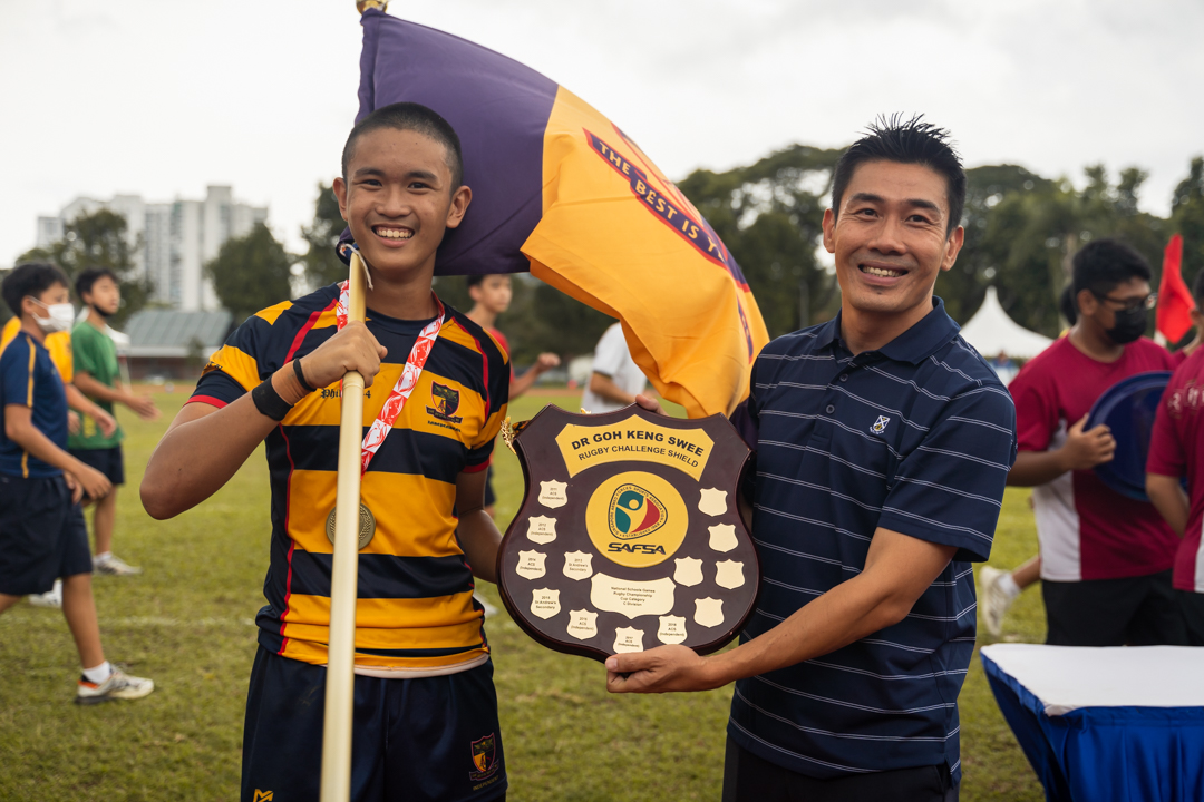 Captain Jeremiah Lee (AC #12) receiving the challenge shield. (Photo X © Bryan Foo/Red Sports)
