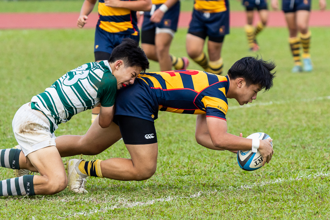 Lucas Yeo (AC #12) reaches out to ground the ball and score a try. Yeo (AC #12) would go on to score a hattrick in the semi-final, as ACS(I) beat SJI 50-5 to advance to the final. (Photo 1 © Bryan Foo/Red Sports)