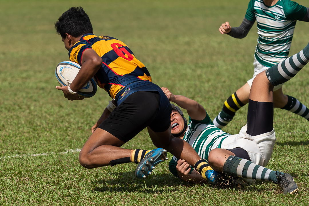 SJI player attempts to tackle the ACS(I) ball-carrier. (Photo X © Bryan Foo/Red Sports)