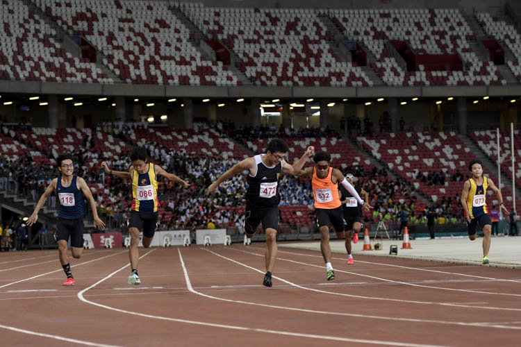 RI's Brayden Chan (#472) wins the B Div boys' 100m final in 11.12s. ACS(I)'s Reagan Song finishes second in 11.35s, and SSP's Emir B Muhammad Rashid (#532) third in 11.38s. (Photo 1 © Iman Hashim/Red Sports)