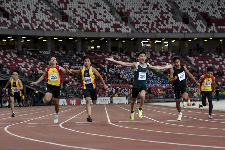 RI's Wang Qiyue (#390) wins the C Div boys' 100m final in 11.85s. ACS(I)'s Keane Tan (#58) gets silver in 11.97s while HCI's Jonathan Philip Hoare (#255) claims bronze in 12.02s. (Photo 1 © Iman Hashim/Red Sports)