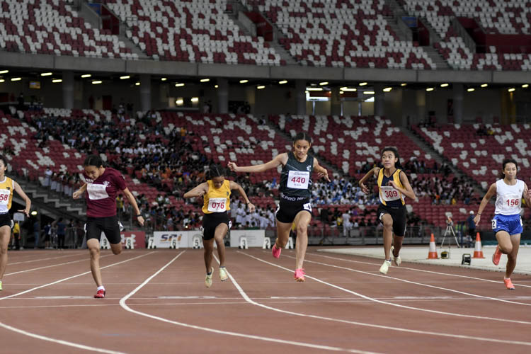 Clara Lim (#440) of RGS rose above her competition to snatch the B Div girls' 100m gold in 12.49s, just 0.04s ahead of silver medalist Teh Ying Shan (#528) of Chung Cheng High (Yishun). Chloe Chee (#309) of MGS took bronze in 12.78s. In a historic first, all eight finalists went sub-13s. (Photo 1 © Iman Hashim/Red Sports)