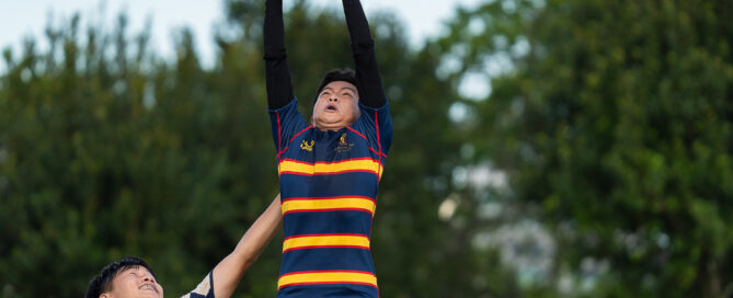 Ethan Koh (AC #6) wins the lineout contest. (Photo X © Bryan Foo/Red Sports)