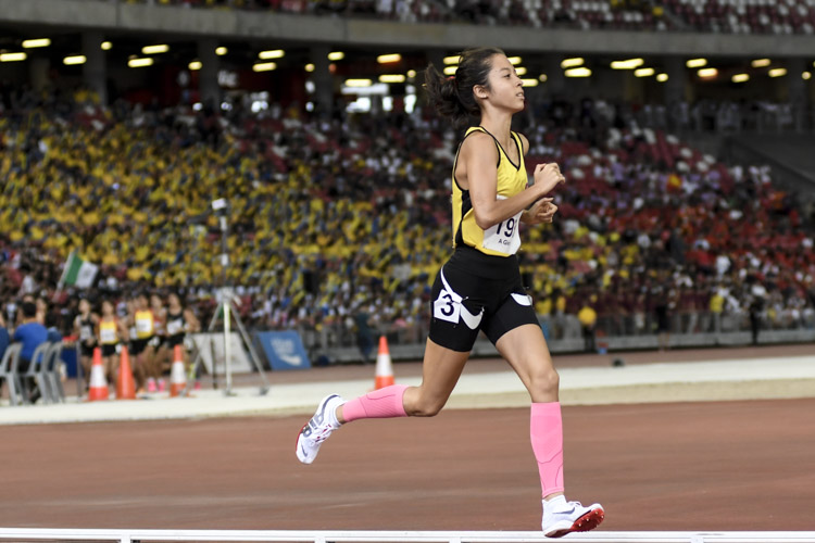 Faith Zhen Ford (#193) of VJC set a new championship record in the A Div girls' 1500m final stopping the clock at 4:52.41. (Photo 1 © Iman Hashim/Red Sports)
