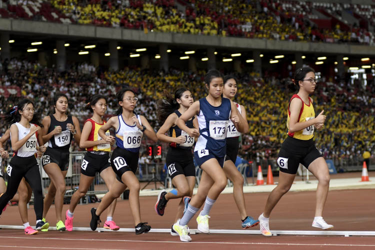 The chasing pack in the A Div girls' 1500m final. (Photo 1 © Iman Hashim/Red Sports)