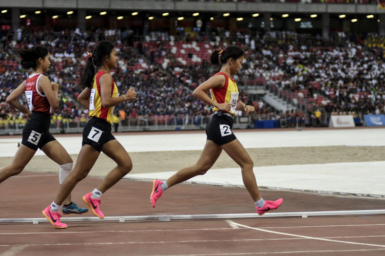 Sheryl Tang of HCI finished third in the A Div girls' 1500m final. (Photo 1 © Iman Hashim/Red Sports)