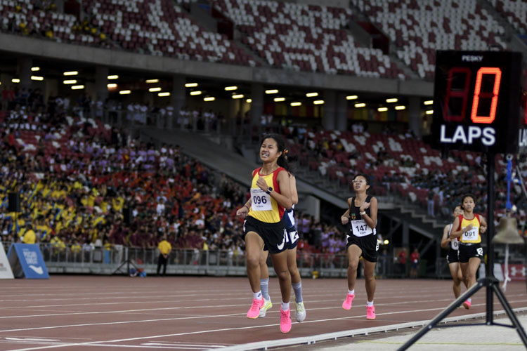 Sheryl Tang (#96) of HCI finished third in the A Div girls' 1500m final. (Photo 1 © Iman Hashim/Red Sports)