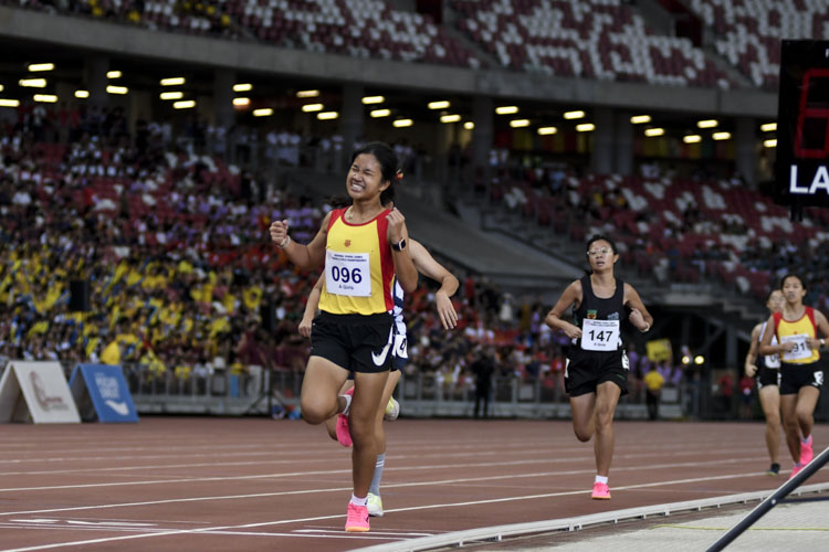 Sheryl Tang (#96) of HCI finished third in the A Div girls' 1500m final. (Photo 1 © Iman Hashim/Red Sports)