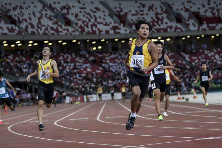 ACS(I)'s Xavier Tan (#51) on the anchor of the A Div boys' 4x100m relay final. ACS(I) took gold, while VJC and RI grabbed silver and bronze respectively. (Photo X © Iman Hashim/Red Sports)