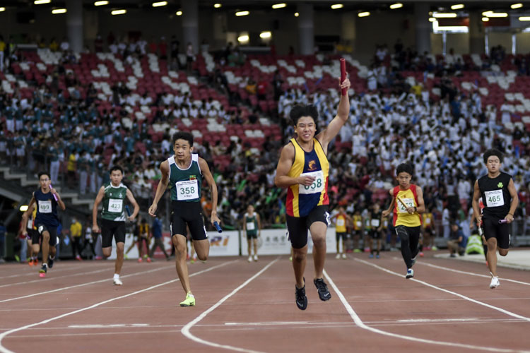 Keane Tan (#58) anchors ACS(I) to gold in the C Div boys' 4x100m relay final. (Photo 1 © Iman Hashim/Red Sports)