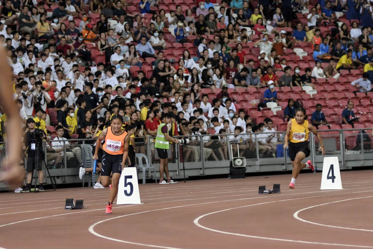 First leg of the B Div girls' 4x100m relay final. (Photo 1 © Iman Hashim/Red Sports)