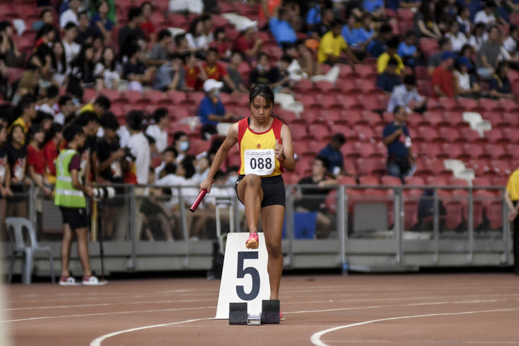 HCI's Meredith Lee (#88) gets ready before the A Div girls' 4x100m relay final. (Photo 1 © Iman Hashim/Red Sports)