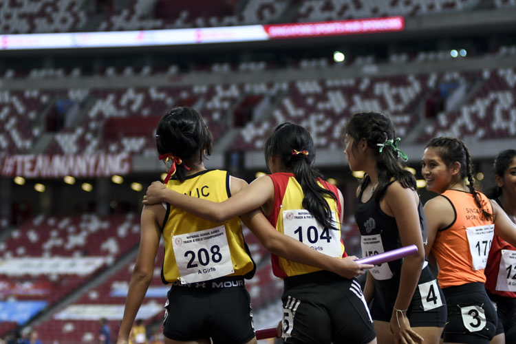 Embraces after the A Div girls' 4x100m relay final. (Photo 1 © Iman Hashim/Red Sports)