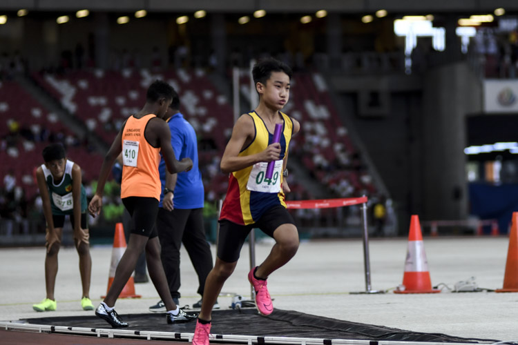 ACS(I)'s Sebastian Chong on the third leg of the C Div boys' 4x400m relay final. (Photo 1 © Iman Hashim/Red Sports)
