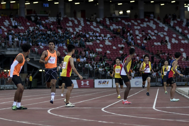 First exchange in the B Div boys' 4x400m relay final. (Photo 1 © Iman Hashim/Red Sports)