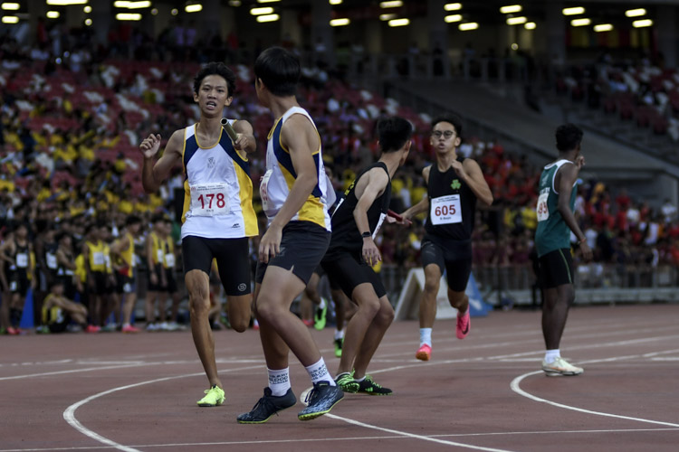 First exchange in the B Div boys' 4x400m relay final. (Photo 1 © Iman Hashim/Red Sports)