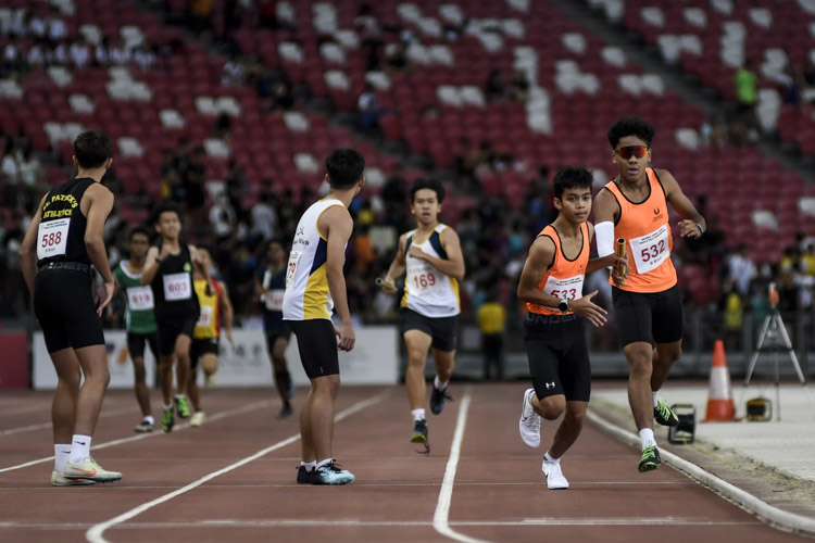 Second exchange in the B Div boys' 4x400m relay final. (Photo 1 © Iman Hashim/Red Sports)