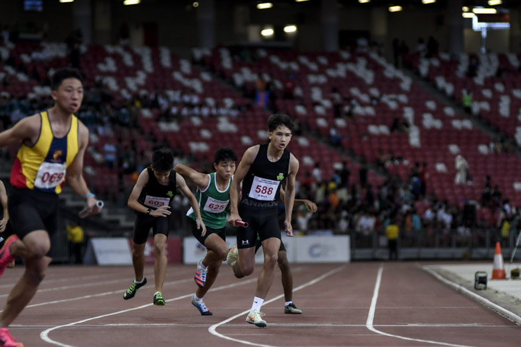 Second exchange in the B Div boys' 4x400m relay final. (Photo 1 © Iman Hashim/Red Sports)
